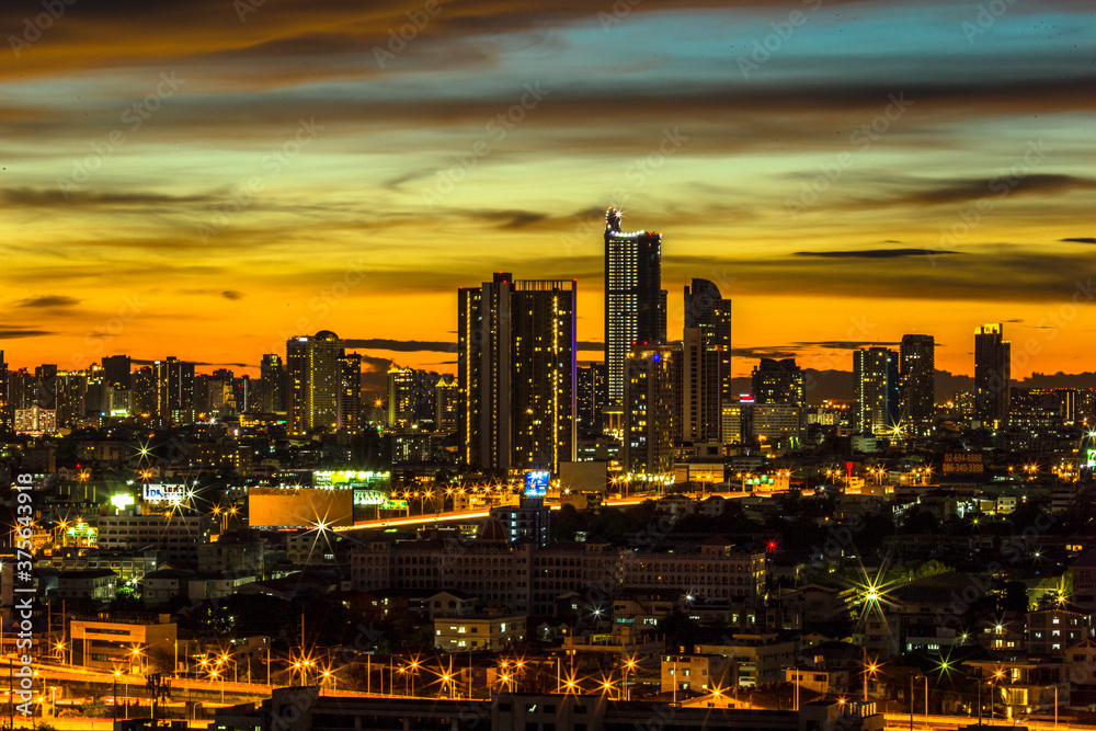 Fototapeta premium panoramic high-angle evening background of the city view,with natural beauty and blurred sunsets in the evening and the wind blowing all the time,showing the distribution of city center accommodation