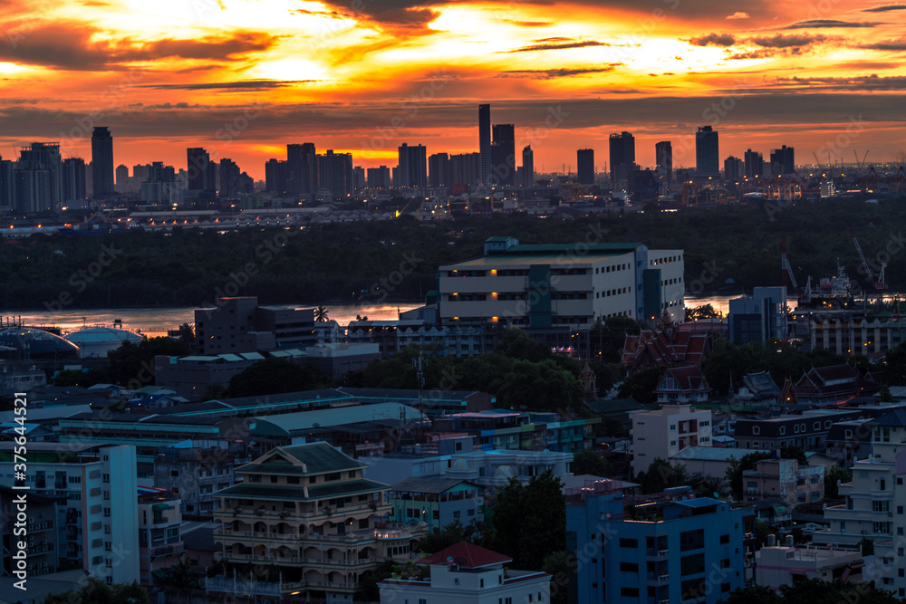 Obraz premium panoramic high-angle evening background of the city view,with natural beauty and blurred sunsets in the evening and the wind blowing all the time,showing the distribution of city center accommodation