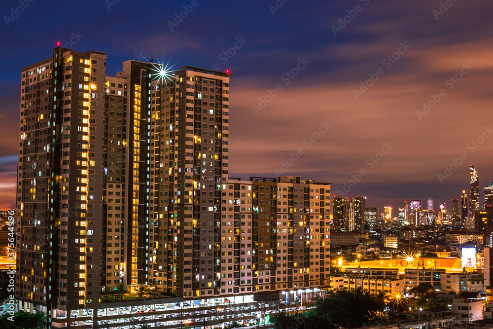 Fototapeta premium panoramic high-angle evening background of the city view,with natural beauty and blurred sunsets in the evening and the wind blowing all the time,showing the distribution of city center accommodation