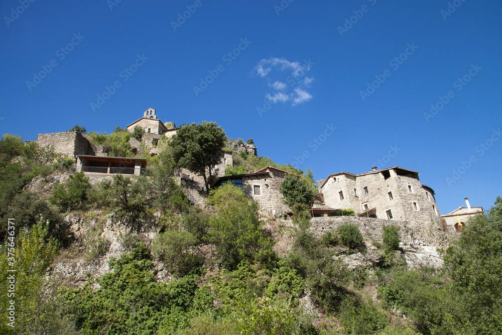 Le vieux village de Rochecolombe (Ardèche) perché à flanc de montagne