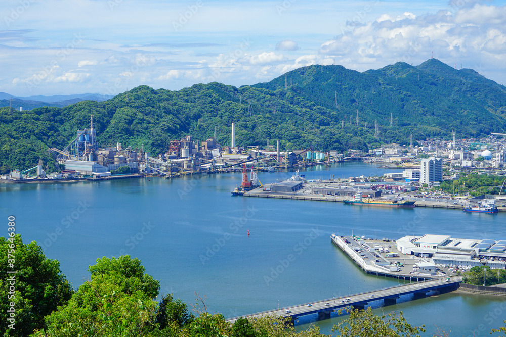 小高い山に面した港湾を高台から見下ろす　高知県・高知港