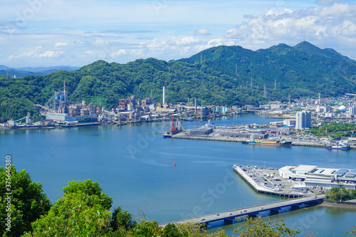 小高い山に面した港湾を高台から見下ろす　高知県・高知港 © mouse23