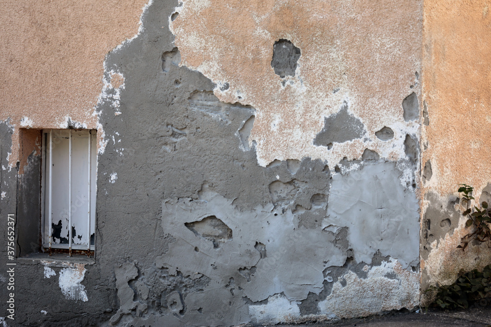verwitterte hauswand an einem altbau verwitterte hauswand an einem altbau