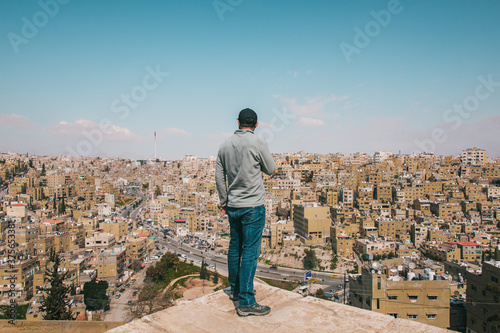 Cuadro en lienzo Man appreciating the view of the city of Amman
