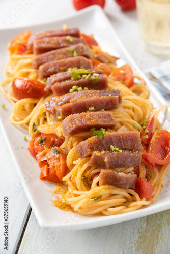 piatto di deliziosi spaghetti con tonno, pomodorini e bottarga, Cucina Italiana 