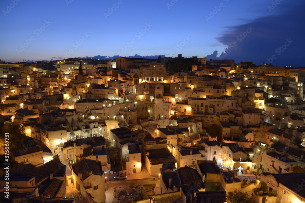 Panorama notturno di Matera la città dei Sassi