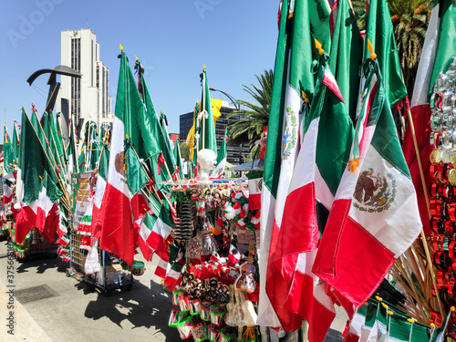 Obraz na plátně Tradicional carrito de madera para la venta de artículos mexicanos para celebrar el mes de septiembre, el mes de la patria