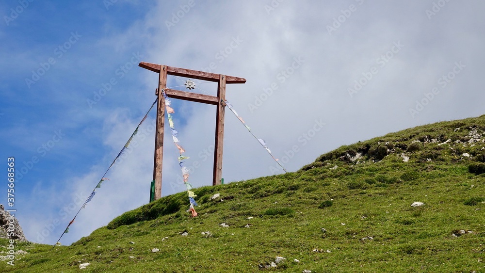 Buddhistisches Tor im Gebirge mit Gebetsfahnen Buddhistisches Tor im Gebirge mit Gebetsfahnen