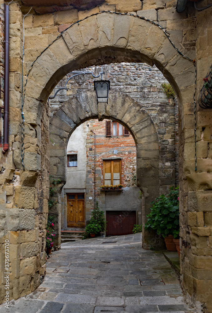 Eingang zur Altstadt von Anghiari in der Toskana in Italien 