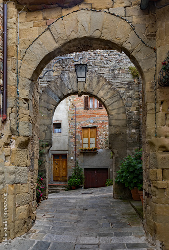 Eingang zur Altstadt von Anghiari in der Toskana in Italien  © Lapping Pictures