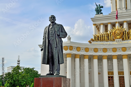 Bild auf Leinwand Moscow, Russia - august 25, 2020: The main pavilion and the monument to Lenin at