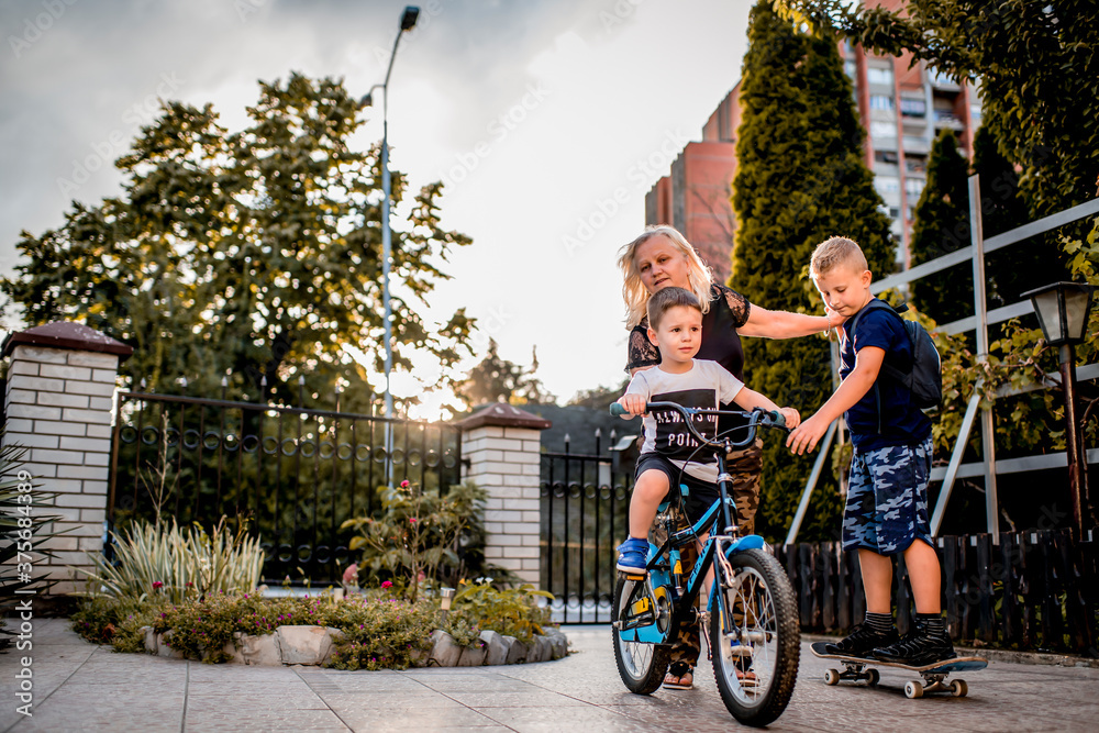 Obraz premium Grandsons having fun with their grandmother.