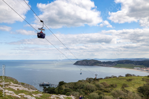 Fotografie A view of the cable cars from the Great Orme mountain in Llandudno