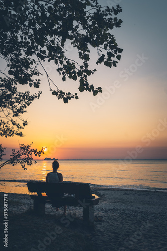 Frau genie  t den Sonnenuntergang an der Ostsee
