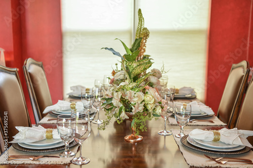 Obraz na płótnie Elegant table setting with flower arrangement w salonie