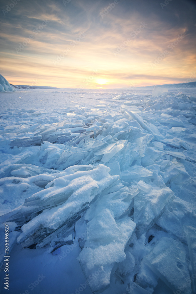 Amanecer sobre el hielo y sus texturas en el lago baikal.
