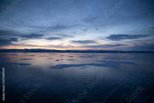 Grietas sobre el hielo cristalino en el lago Baikal, Siberia
