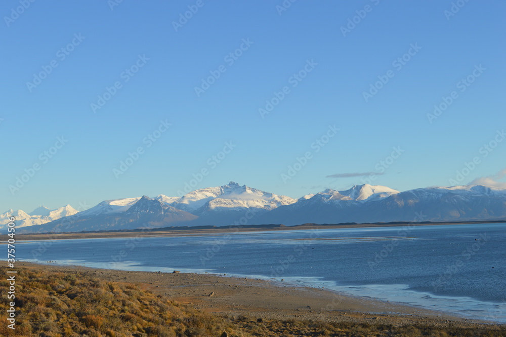 Camino al parque de Glaciares, Argentina.