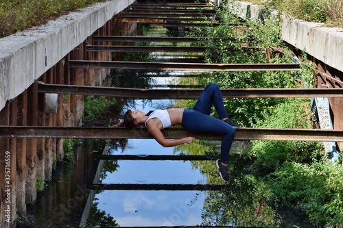 Jeune sportive allongée sur une poutre photo