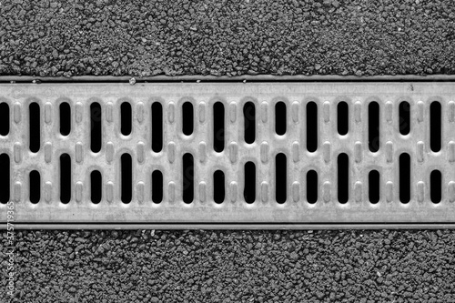 Drainage gutter in pavement