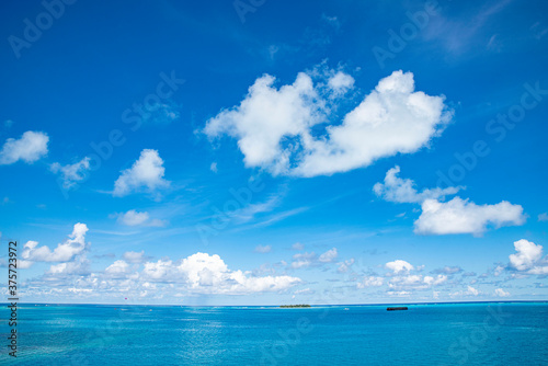 Fototapeta Naklejka Na Ścianę i Meble -  맑은 하늘과 푸른 바다