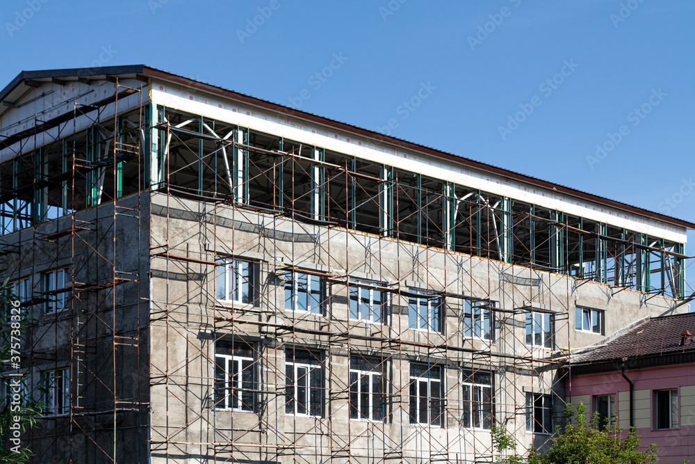 Construction of a monolithic multi-storey building, crane Construction of a monolithic multi-storey building, crane