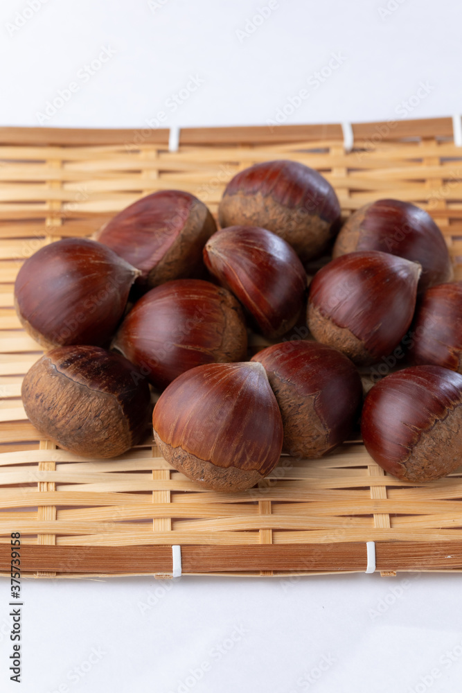 竹ザルに乗せた栗