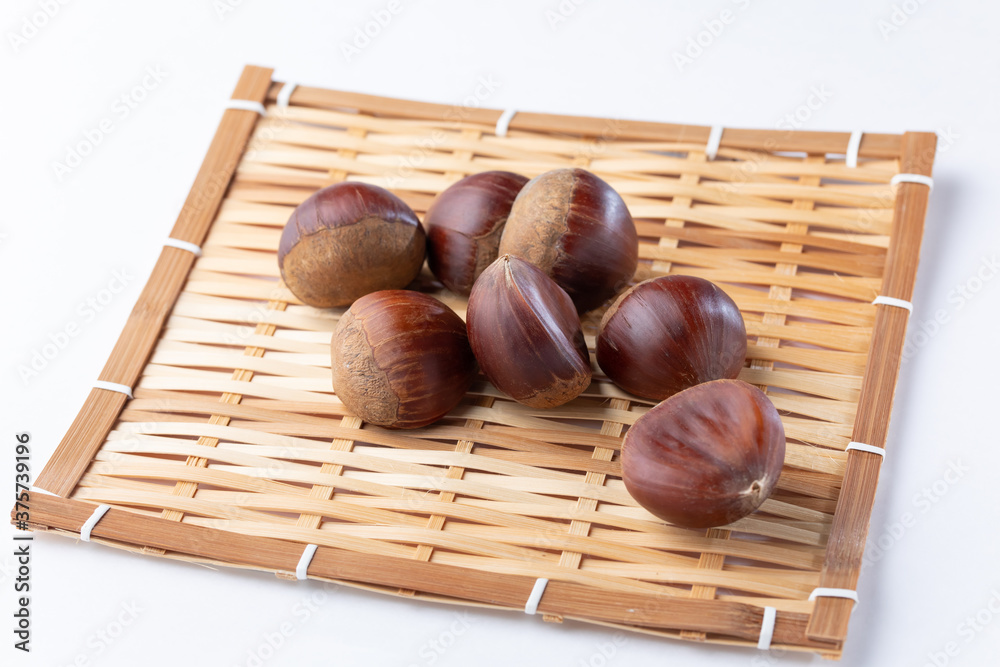 竹ザルに乗せた栗