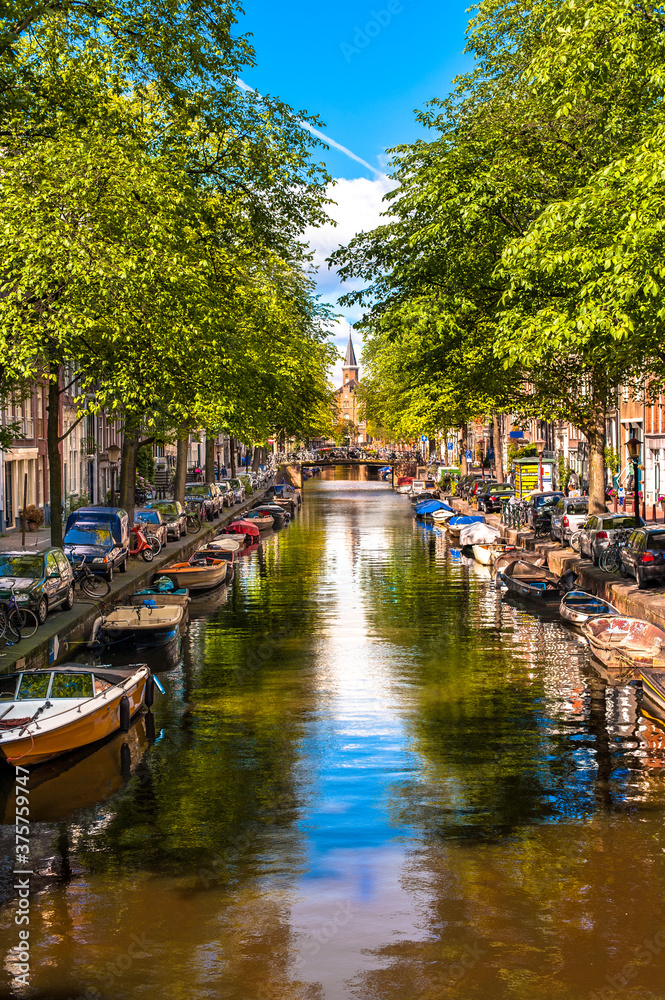 Φωτογραφία Sunny summer morning on Amsterdam Canal with boats and bicycles and houses