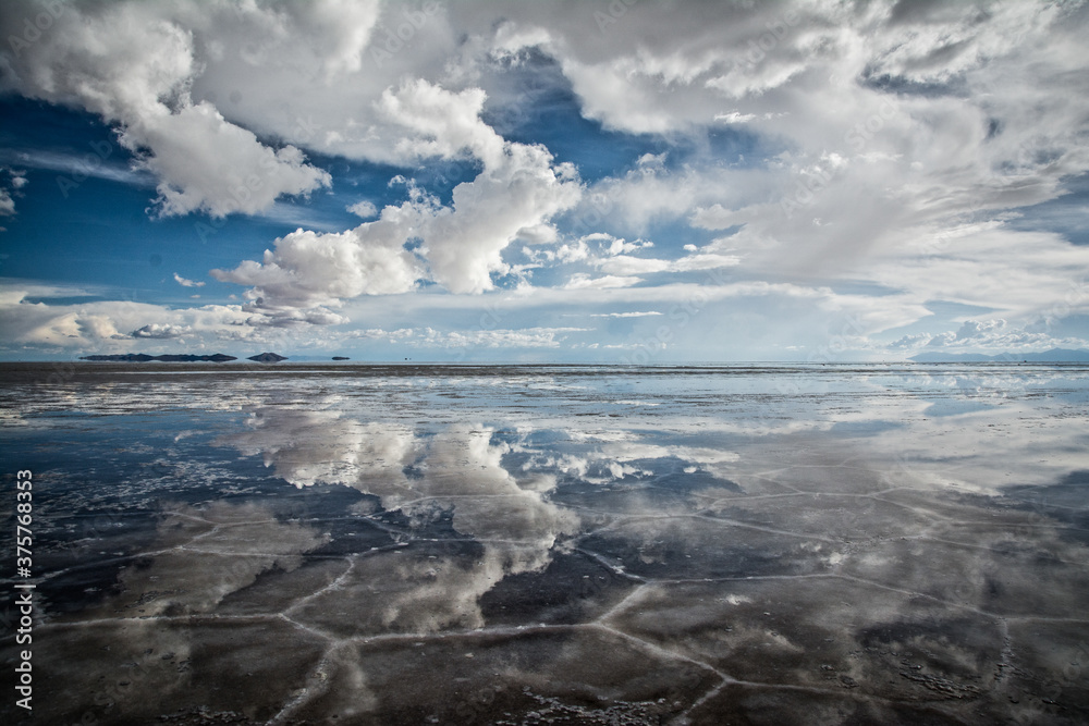 Fototapeta premium flat uyuni salt and desert , infinite mirror and water 