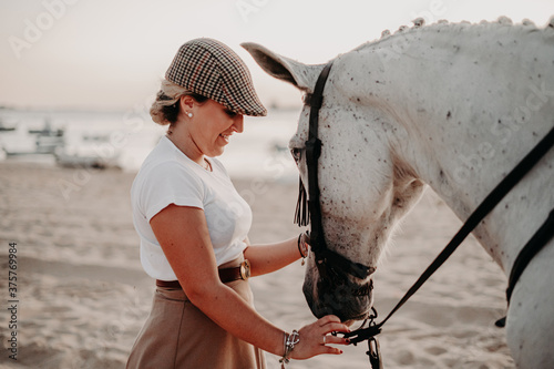 Chica con caballo yegua tordo torda playa natural camino trote doma playa salina camino naturaleza sanlucar rocio virgen campo ecuestre photo