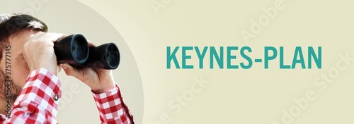 Keynes-Plan. Mann bei Beobachtung mit Fernglas. Text/Wort in deutsch auf Hintergrund (beige). Panorama Format photo