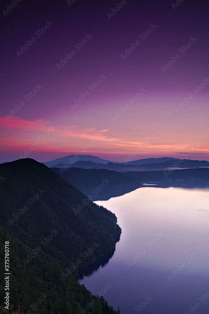 夜明けの摩周湖第三展望台からの風景。北海道
Abstract landscape in contrast of twilight sky colors and mountain silhouettes. Lake Mashu, Hokkaido, Japan.
