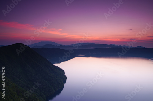 夜明けの摩周湖第三展望台からの風景。北海道
Abstract landscape in contrast of twilight sky colors and mountain silhouettes. Lake Mashu, Hokkaido, Japan.