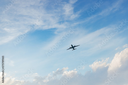 大空を飛ぶジェット機 © m.komiya