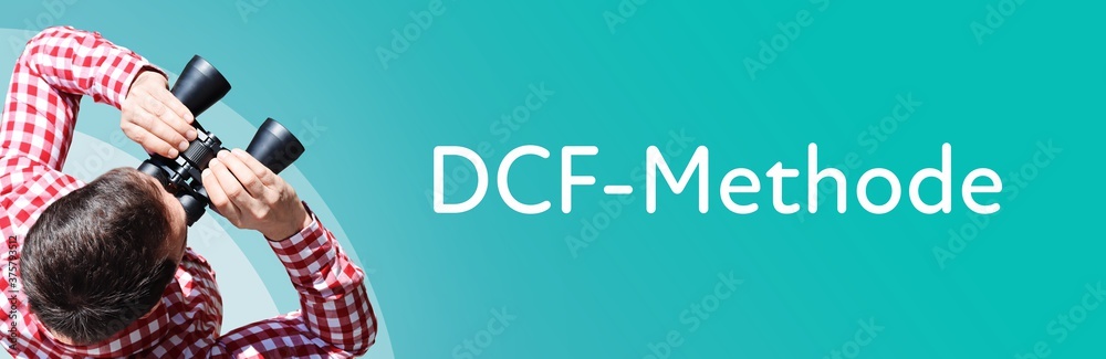 Naklejka premium DCF-Methode. Mann bei Beobachtung mit Fernglas. Fokus auf Text/Wort. Panorama Format. Hintergrund blau/türkis.
