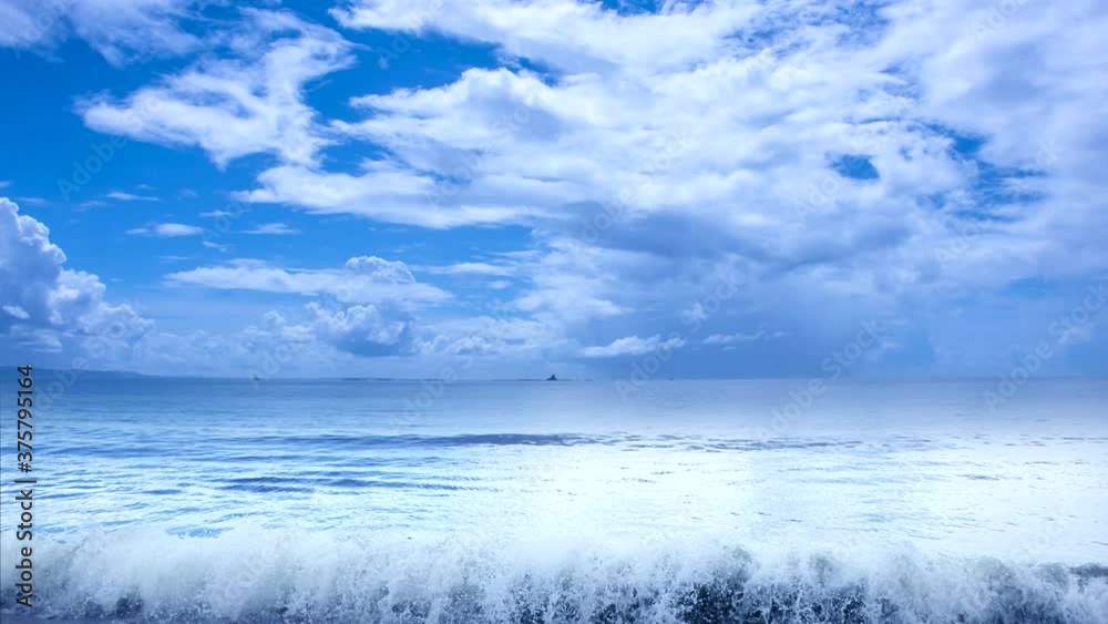 湘南海岸に青空に浮かぶ真夏の白い雲 湘南海岸に青空に浮かぶ真夏の白い雲