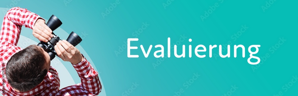 Fototapeta premium Evaluierung. Mann bei Beobachtung mit Fernglas. Fokus auf Text/Wort. Panorama Format. Hintergrund blau/türkis.