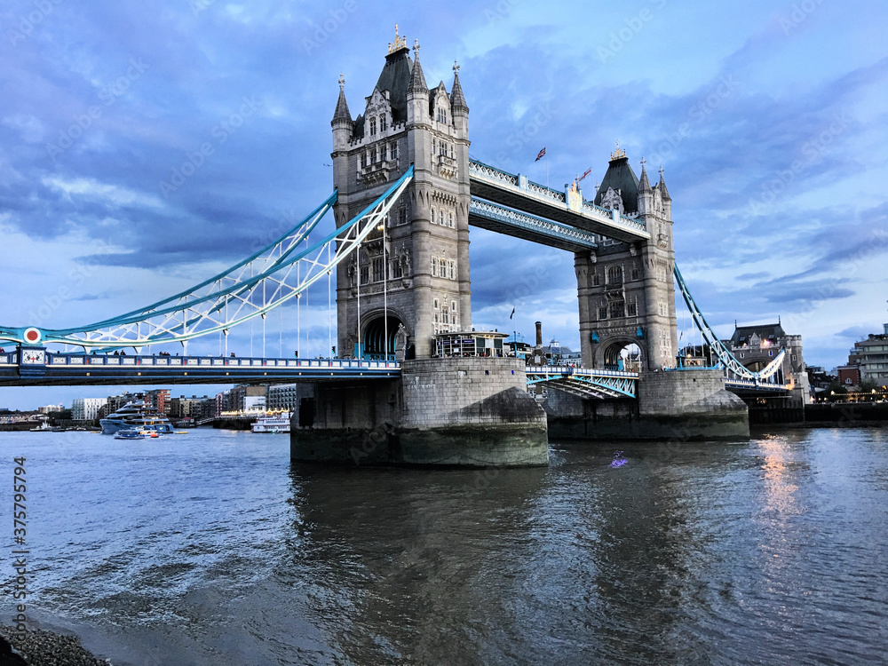 Obraz premium Tower Bridge in the evening