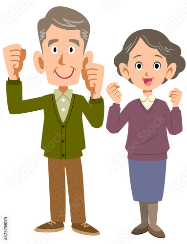 ガッツポーズするシニア夫婦の全身
