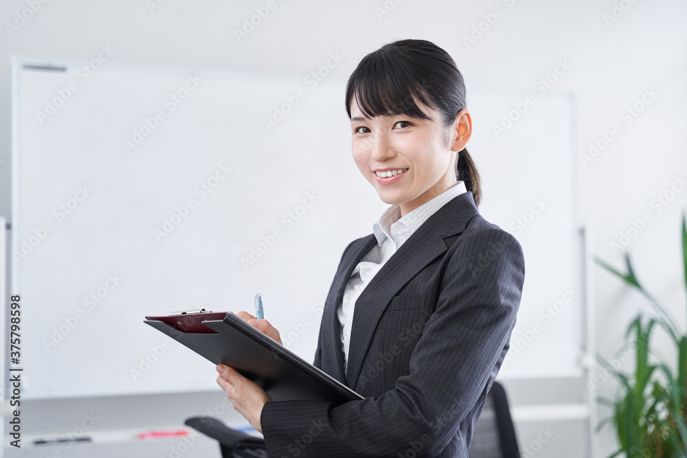 オフィスでヒアリングを行う日本人女性ビジネスウーマン オフィスでヒアリングを行う日本人女性ビジネスウーマン