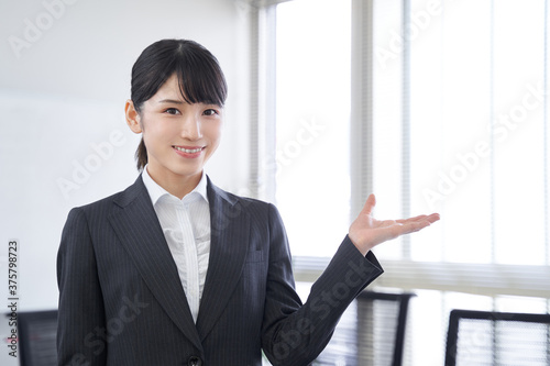 Картината върху платно オフィスで案内をする日本人女性ビジネスウーマン