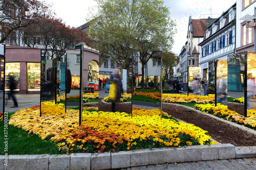 Lahr, »Chrysanthema«: Blumenfestival von Mitte Oktober bis Anfang November: Slogan: »Die Stadt, die im Herbst blüht.« Eine Auswahl an Arrangements und Dekorationen zwischen den Jahren 2010 bis 2019..
