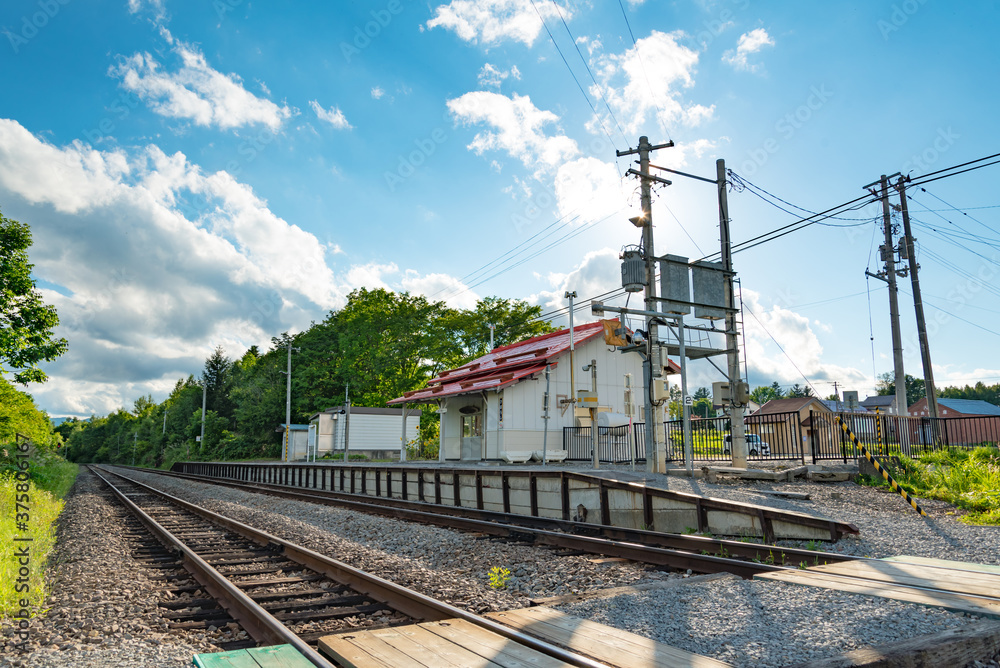 Fototapeta premium 2020年8月 夏の北海道 美馬牛駅 線路から駅舎を望む