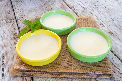 Obraz na plátně plat de crème aux oeufs sur une table