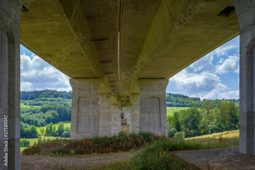 Eine Autobahnbrücke in der Landschaft © jsr548