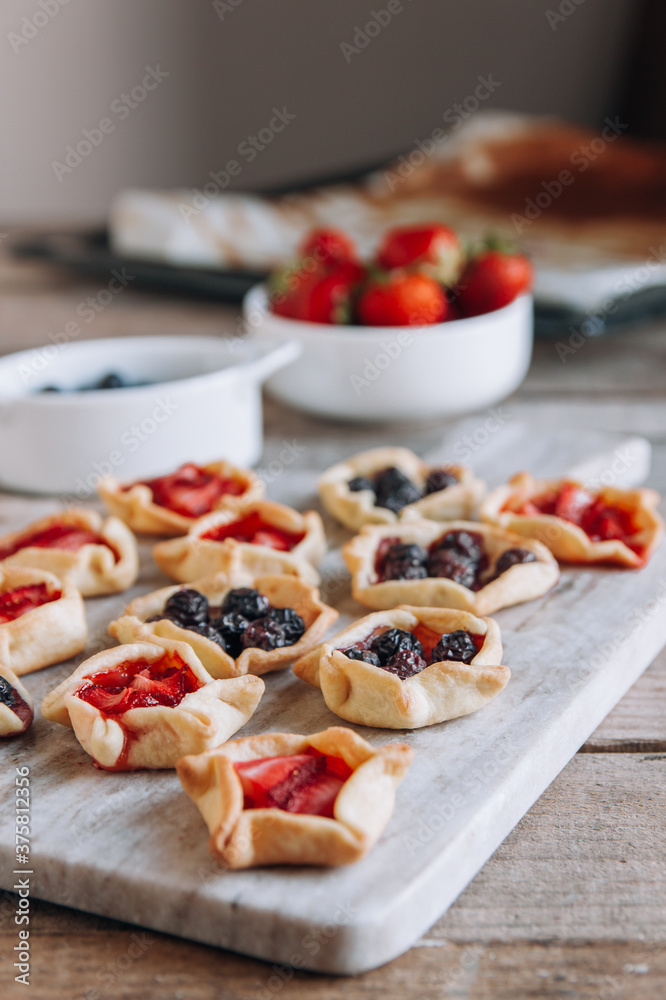 Mini galletes with blueberries and strawberries