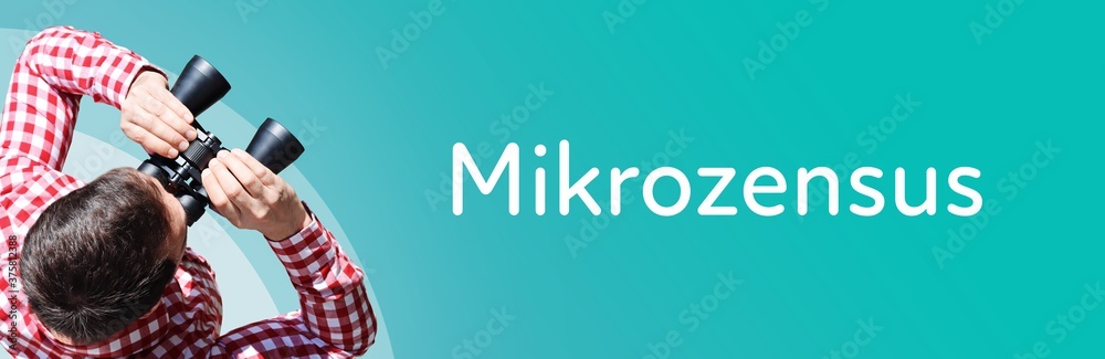 Naklejka premium Mikrozensus. Mann bei Beobachtung mit Fernglas. Fokus auf Text/Wort. Panorama Format. Hintergrund blau/türkis.