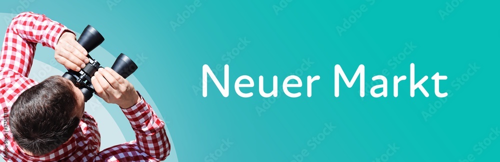 Naklejka premium Neuer Markt. Mann bei Beobachtung mit Fernglas. Fokus auf Text/Wort. Panorama Format. Hintergrund blau/türkis.