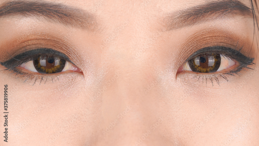 Obraz premium 開いた両目のアップ